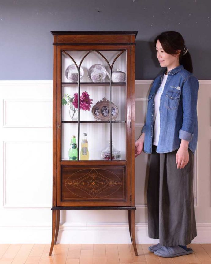 アンティークのキャビネット　アンティーク家具　象嵌入りの美しい英国家具、マホガニー材が美しいアンティークのガラスキャビネット。眺めているだけで幸せ･･･芸術的に美しいディスプレイキャビネットは、置くだけで周りの空気を変えてくれます。(k-2568-f)