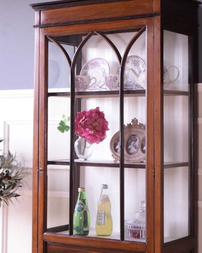 アンティークのキャビネット　アンティーク家具　象嵌入りの美しい英国家具、マホガニー材が美しいアンティークのガラスキャビネット。扉に描かれた模様の美しさアンティークのガラスを通して中に入っているものを見ると、なんだかちょっと高級に見えるんです。(k-2568-f)