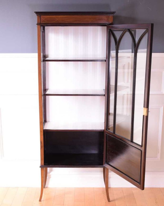 アンティークのキャビネット　アンティーク家具　象嵌入りの美しい英国家具、マホガニー材が美しいアンティークのガラスキャビネット。扉を開けてみると･･･棚板と背板に貼ってあるクロスは修復の時、新しいものに張り替えました。(k-2568-f)