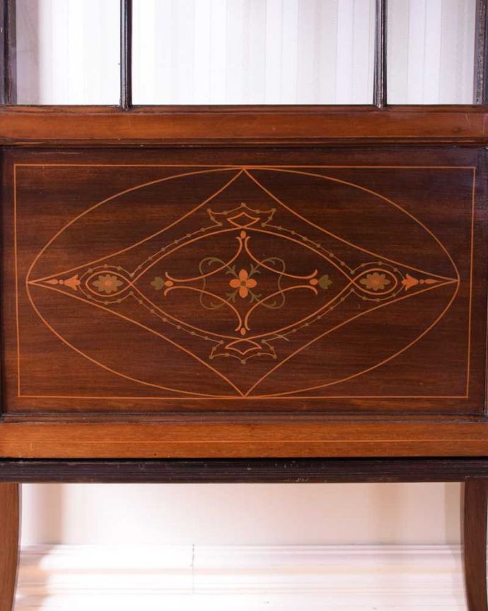 アンティークのキャビネット　アンティーク家具　象嵌入りの美しい英国家具、マホガニー材が美しいアンティークのガラスキャビネット。職人技が光っています。(k-2568-f)