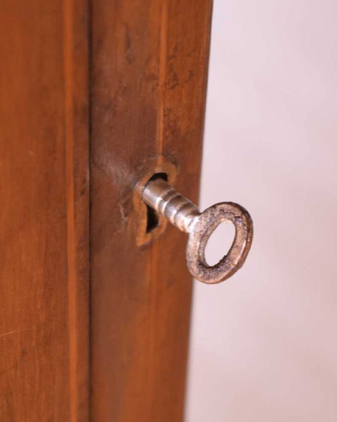 アンティークのキャビネット　アンティーク家具　象嵌入りの美しい英国家具、マホガニー材が美しいアンティークのガラスキャビネット。開ける度にワクワク取っ手もアンティークらしいデザイン。(k-2568-f)