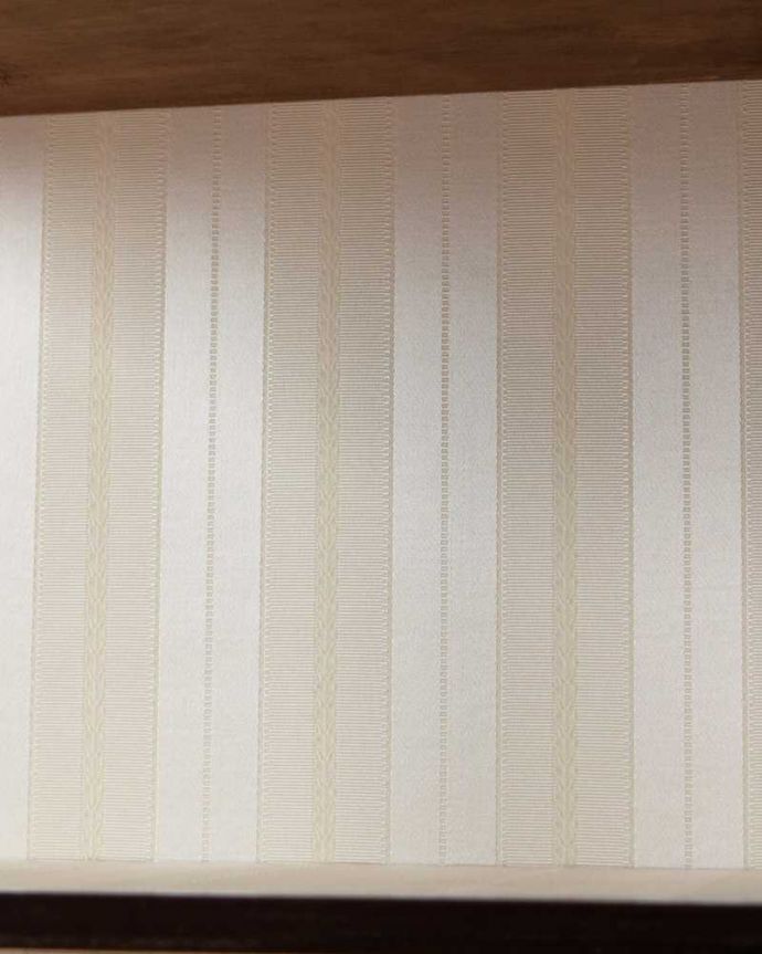 アンティークのキャビネット　アンティーク家具　象嵌入りの美しい英国家具、マホガニー材が美しいアンティークのガラスキャビネット。新しく貼り替えましたキャビネットに似合う生地を選んで張り替えた背板。(k-2568-f)