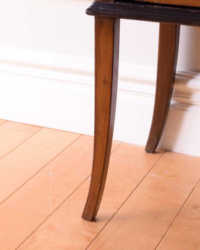 アンティークのキャビネット　アンティーク家具　象嵌入りの美しい英国家具、マホガニー材が美しいアンティークのガラスキャビネット。女性１人でラクラク運べちゃうんですHandleのアンティークは、脚の裏にフェルトキーパーをお付けしています。(k-2568-f)