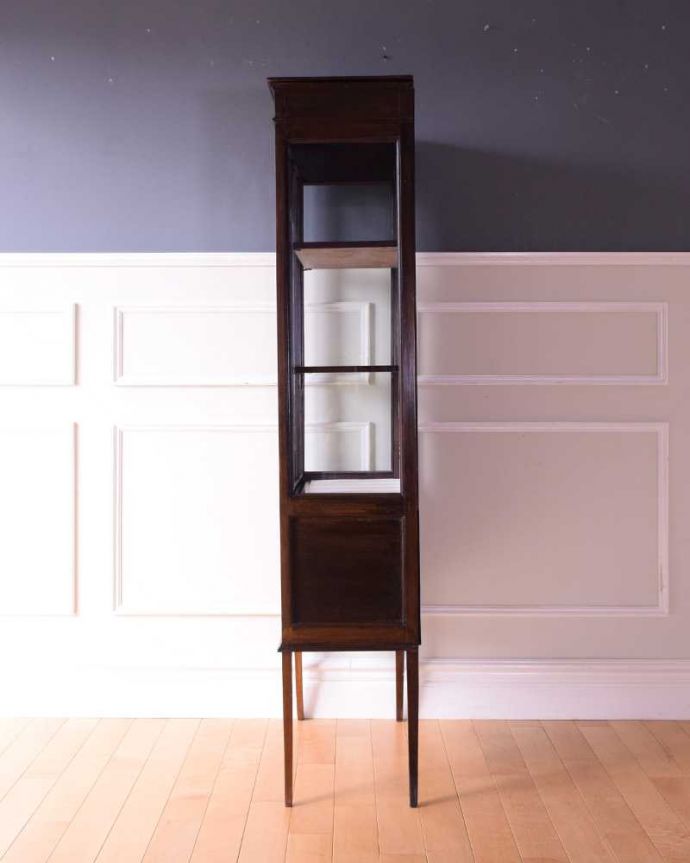 アンティークのキャビネット　アンティーク家具　象嵌入りの美しい英国家具、マホガニー材が美しいアンティークのガラスキャビネット。横から見ても素敵なんですガラスキャビネットはどこから見ても美しい！いろんな角度から中を見て楽んで下さい。(k-2568-f)