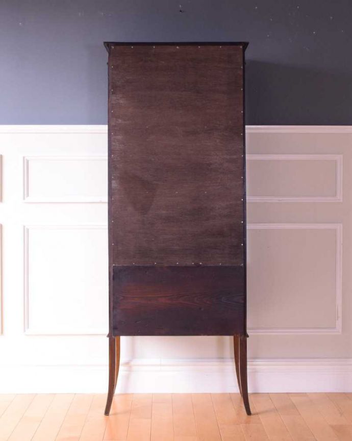 アンティークのキャビネット　アンティーク家具　象嵌入りの美しい英国家具、マホガニー材が美しいアンティークのガラスキャビネット。キレイに修復しました！アンティークは新品ではないので、経年変化によるキズはありますが、専門の職人がキレイにお直しをしているので、後姿までキレイです。(k-2568-f)