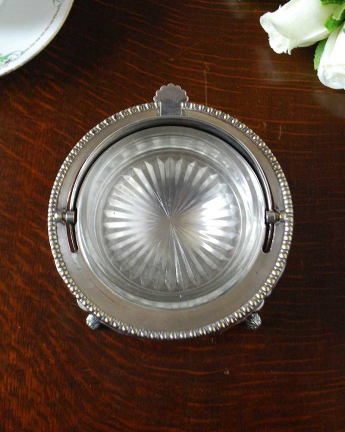 アンティーク 真鍮の雑貨　アンティーク雑貨　アンティーク シルバー(小物入れ)。上から見ると･･･新品ではないので多少のキズや欠けはありますが、使用上問題のないものだけを選んできましたのでご了承下さい。(k-2568-z)