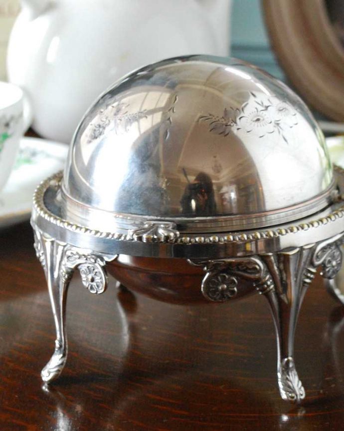 アンティーク 真鍮の雑貨　アンティーク雑貨　アンティーク シルバー(小物入れ)。テーブルがパッと華やかにしてくれます繊細で美しい装飾がたっぷり入ったアンティークのシルバープレート。(k-2568-z)