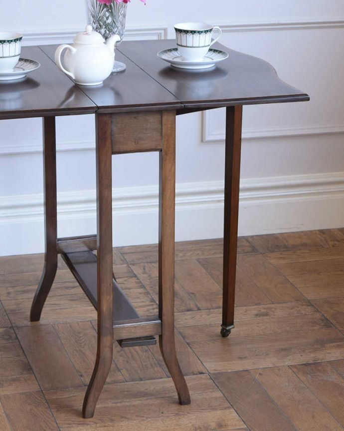 アンティークのテーブル アンティーク家具 優雅なアンティーク英国サザーランドテーブル、伸張式のゲートレッグテーブル。自慢はやっぱりゲート(門)のような脚まるでゲート(門)が開くような脚の形から名前が付けられたゲートレッグテーブル。(k-2569-f)