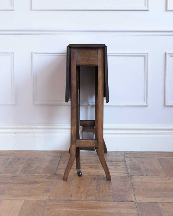 アンティークのテーブル アンティーク家具 優雅なアンティーク英国サザーランドテーブル、伸張式のゲートレッグテーブル。意外にコンパクト昔、使わないとき壁にピタッと付けて収納出来るように作られたテーブル。(k-2569-f)