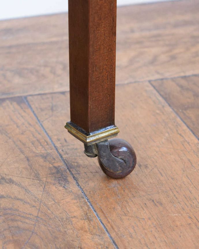 アンティークのテーブル アンティーク家具 優雅なアンティーク英国サザーランドテーブル、伸張式のゲートレッグテーブル。女性1人でラクラク運べちゃうんですキャスター付きの脚。(k-2569-f)