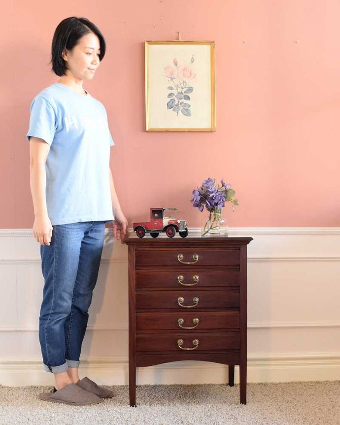 アンティークのチェスト　アンティーク家具　お洒落なアンティーク英国家具、キラっと光る優雅な取っ手付きのミュージックキャビネット。楽譜のために作られた贅沢なミュージックチェストスラーッとスタイルがよく、薄い引き出しがたくさん付いたチェストは、もともと楽譜の収納場所として作られた贅沢なチェストなんです。(k-2570-f)