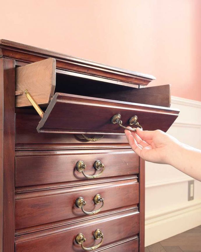 アンティークのチェスト　アンティーク家具　お洒落なアンティーク英国家具、キラっと光る優雅な取っ手付きのミュージックキャビネット。簡単に出し入れ出来ますちゃんと動くように修復したので、引き出し部分は楽譜を入れるために引き出しやすくなっています。(k-2570-f)