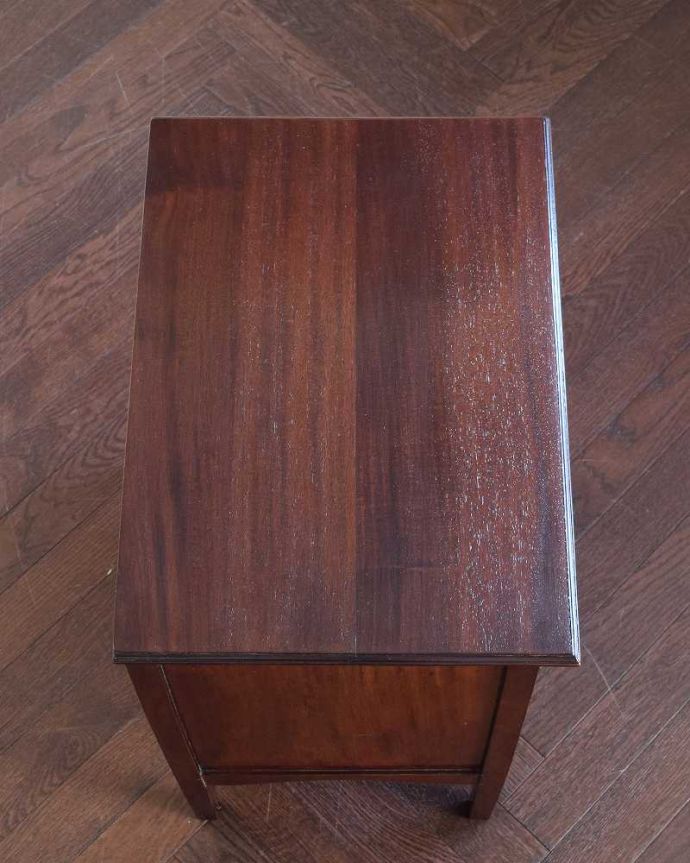 アンティークのチェスト　アンティーク家具　お洒落なアンティーク英国家具、キラっと光る優雅な取っ手付きのミュージックキャビネット。上から見ると･･･天板を上から見るとこんな形です。(k-2570-f)