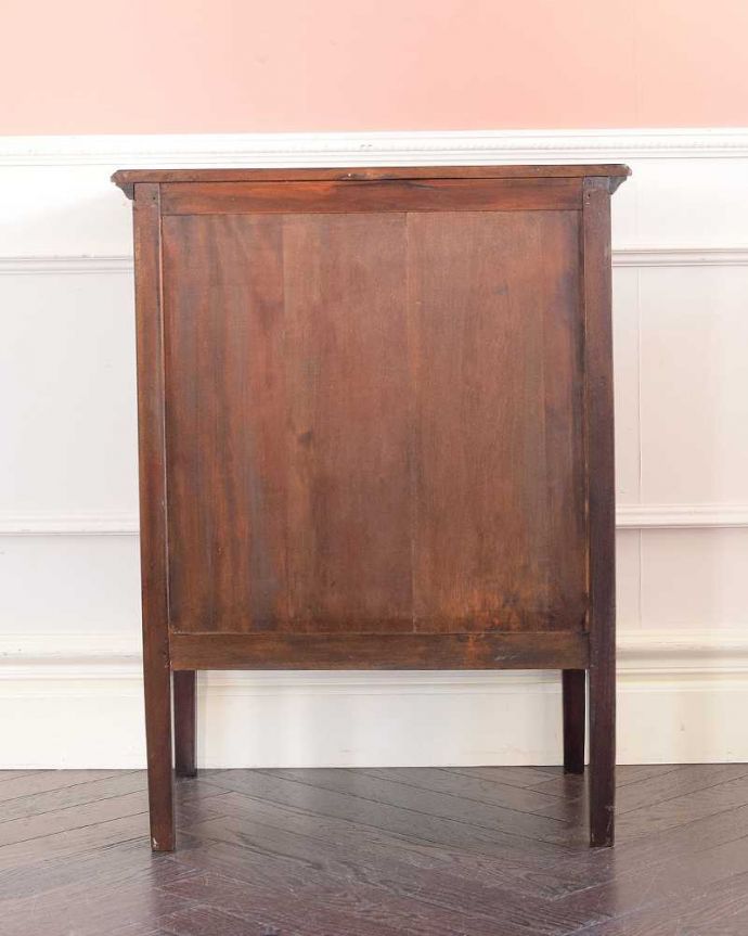 アンティークのチェスト　アンティーク家具　お洒落なアンティーク英国家具、キラっと光る優雅な取っ手付きのミュージックキャビネット。修復してあるので後ろ姿もキレイです。(k-2570-f)