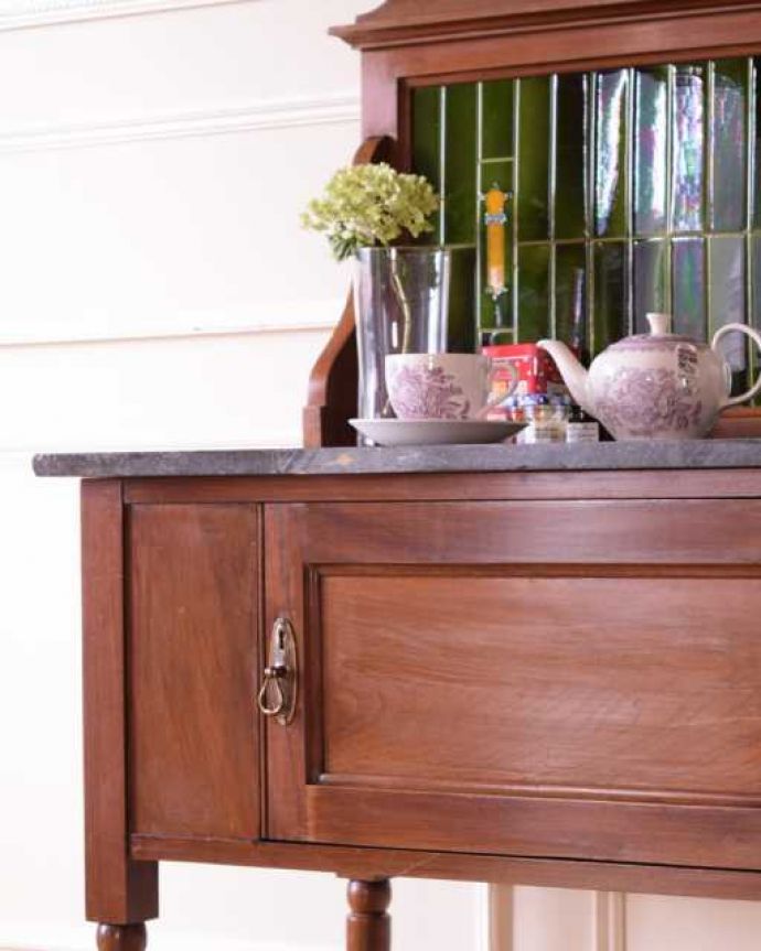 サイドボード アンティーク家具 グリーンのタイルと真っ黒な天然石が美しい英国アンティークのウォッシュスタンド。タイルと天然大理石の美しいコラボ洗面器を置いて顔や手を洗う用に使っていた家具には、水が弾いてもいいようにタイルと天然大理石の贅沢な素材が使われています。(k-2571-f)