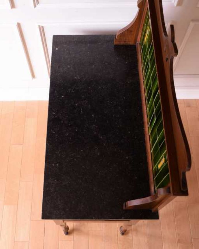 サイドボード アンティーク家具 グリーンのタイルと真っ黒な天然石が美しい英国アンティークのウォッシュスタンド。天然大理石を使った贅沢な天板天板には女性の憧れ、天然の大理石が使われている贅沢な家具です。(k-2571-f)