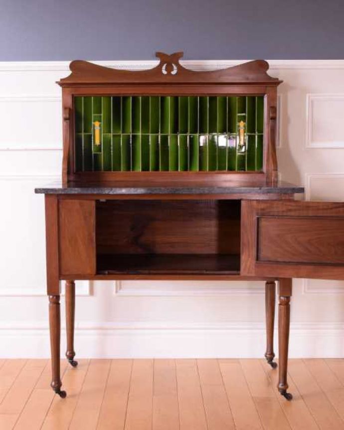 サイドボード アンティーク家具 グリーンのタイルと真っ黒な天然石が美しい英国アンティークのウォッシュスタンド。扉を開いた中もキレイです。(k-2571-f)