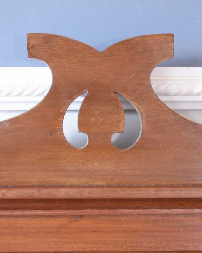 サイドボード アンティーク家具 グリーンのタイルと真っ黒な天然石が美しい英国アンティークのウォッシュスタンド。惚れ惚れするような美しさとっても堅い無垢材に一体どうやって彫っていったんでしょう?アンティークらしく細かい彫りを眺めているだけでうっとりしてしまいます。(k-2571-f)