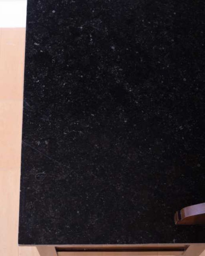 サイドボード アンティーク家具 グリーンのタイルと真っ黒な天然石が美しい英国アンティークのウォッシュスタンド。コンディションもバッチリ!天然大理石はコンディションが一番大事なポイント。(k-2571-f)