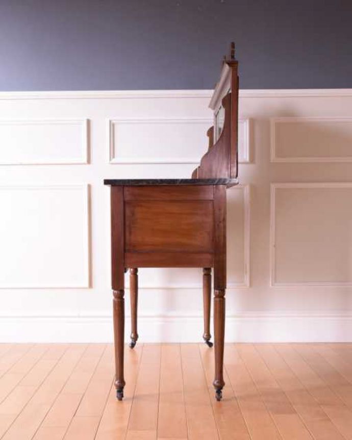 サイドボード アンティーク家具 グリーンのタイルと真っ黒な天然石が美しい英国アンティークのウォッシュスタンド。横から見てもステキもちろん、横から見てもキレイに仕上がっています。(k-2571-f)