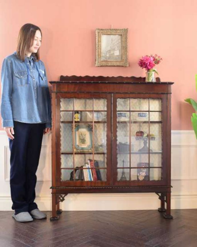 アンティークのキャビネット　アンティーク家具　マホガニー材のアンティーク英国家具、装飾が美しいガラスキャビネット。おススメ度No,1のアンティーク家具いろんな場所で使えてお部屋に魅せ場を作ってくれるガラスのキャビネットはアンティーク家具の中でもイチオシの家具です。(k-2573-f)