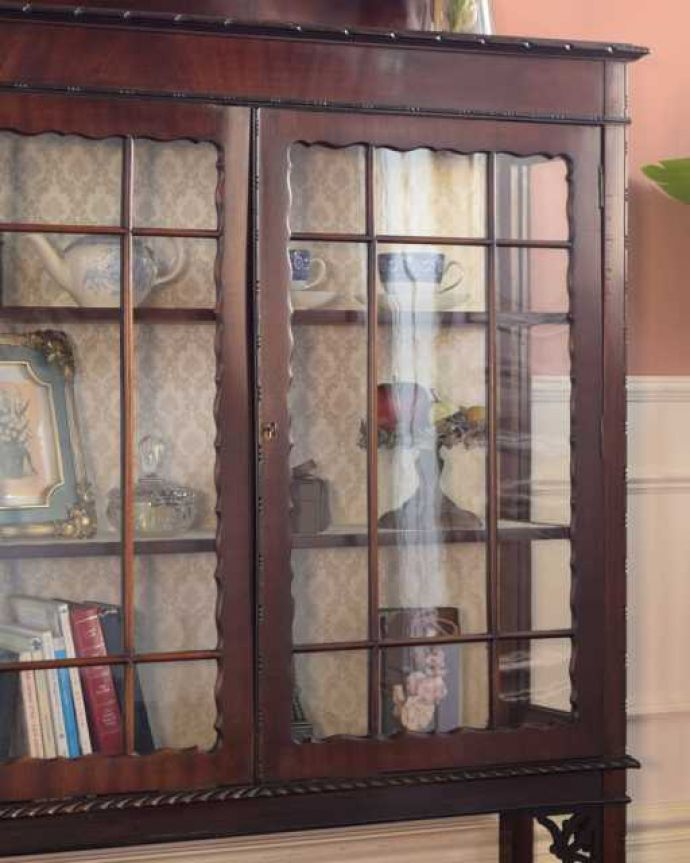 アンティークのキャビネット　アンティーク家具　マホガニー材のアンティーク英国家具、装飾が美しいガラスキャビネット。木で描かれたガラス扉の模様の美しさにうっとり･･･まだ機械のない時代に、どうやって作られたんだろう…と不思議になるくらい美しいガラス面に描かれた美しい木の模様が特長。(k-2573-f)