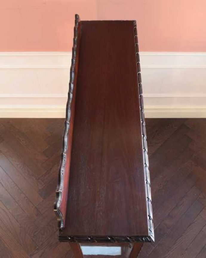 アンティークのキャビネット　アンティーク家具　マホガニー材のアンティーク英国家具、装飾が美しいガラスキャビネット。塗装もキレイに仕上げました上から見るとこんな形のキャビネットです。(k-2573-f)