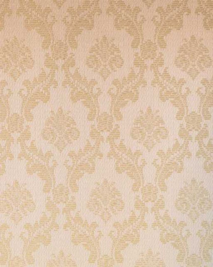 アンティークのキャビネット　アンティーク家具　マホガニー材のアンティーク英国家具、装飾が美しいガラスキャビネット。新しい生地で張り替えましたキャビネットの表情に合わせて新しい背板の生地を選びました。(k-2573-f)