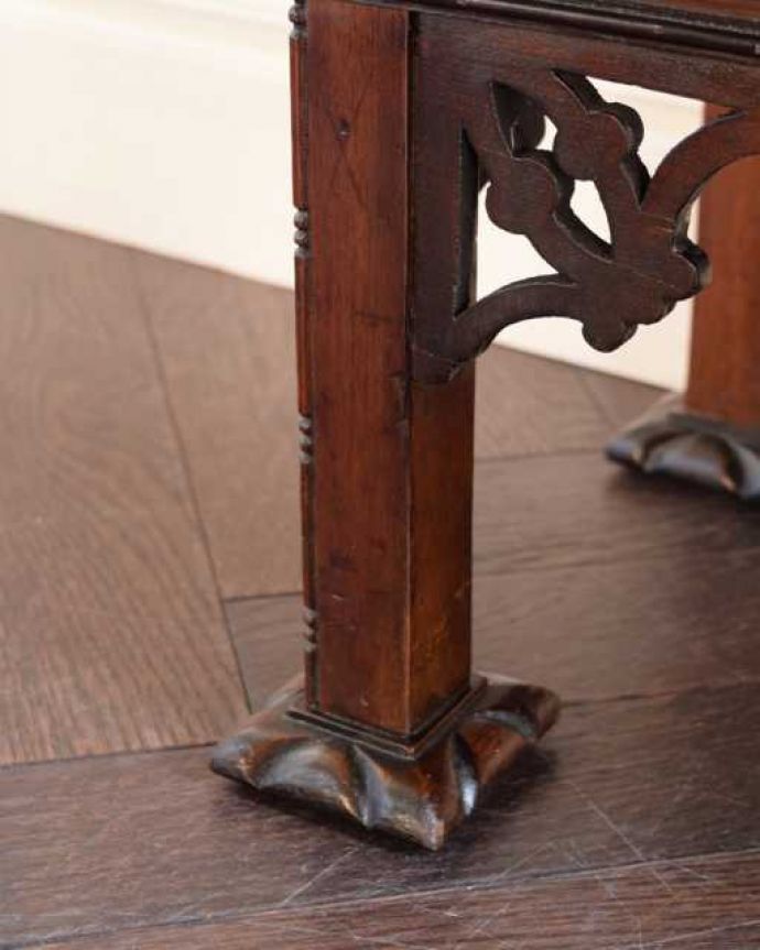 アンティークのキャビネット　アンティーク家具　マホガニー材のアンティーク英国家具、装飾が美しいガラスキャビネット。女性１人でラクラク運べちゃうんですHandleのアンティークは、脚の裏にフェルトキーパーをお付けしています。(k-2573-f)