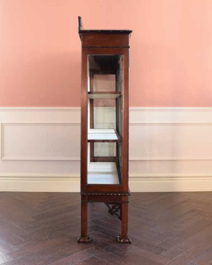 アンティークのキャビネット　アンティーク家具　マホガニー材のアンティーク英国家具、装飾が美しいガラスキャビネット。横から見ても素敵なんです三方向がガラスのキャビネット。(k-2573-f)