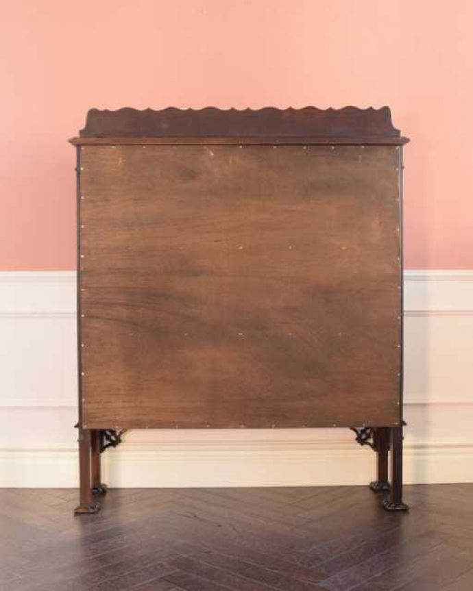 アンティークのキャビネット　アンティーク家具　マホガニー材のアンティーク英国家具、装飾が美しいガラスキャビネット。後ろ姿も美しいですアンティークは新品ではないので、経年変化によるキズはありますが、専門の職人がしっかり修復したので後姿もキレイです。(k-2573-f)