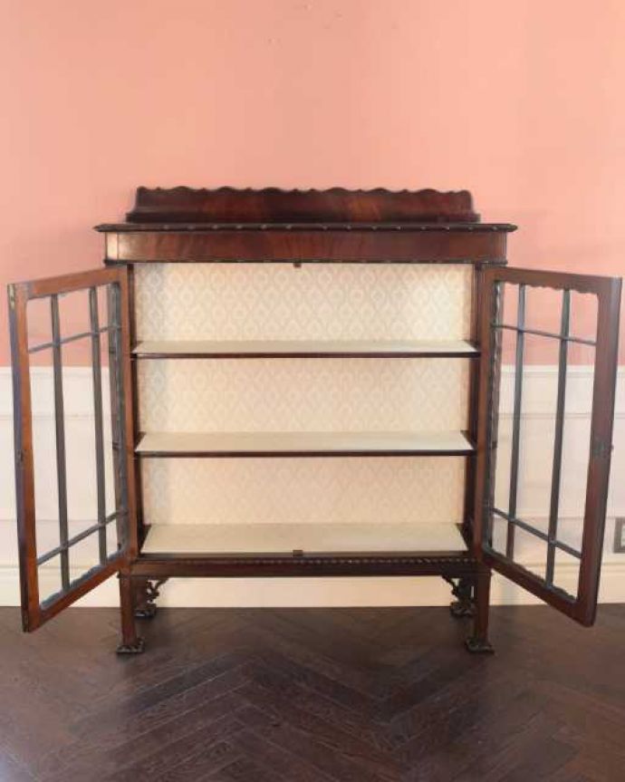 アンティークのキャビネット　アンティーク家具　マホガニー材のアンティーク英国家具、装飾が美しいガラスキャビネット。扉を開けてみると･･･職人がキレイに修復して、背板も新しい生地に張替えました。(k-2573-f)