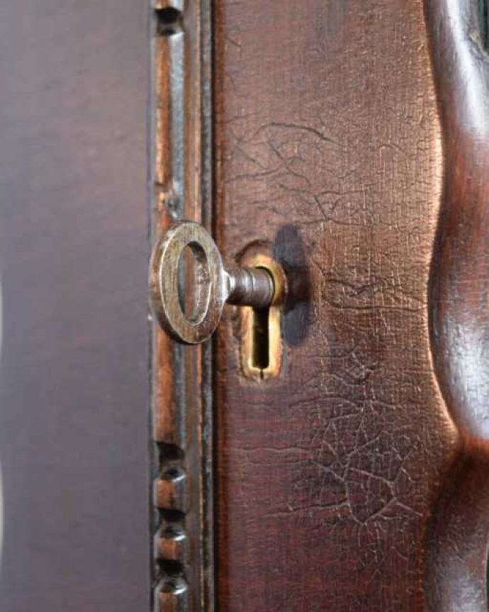 アンティークのキャビネット　アンティーク家具　マホガニー材のアンティーク英国家具、装飾が美しいガラスキャビネット。開ける度にワクワク取っ手もアンティークらしいデザイン。(k-2573-f)