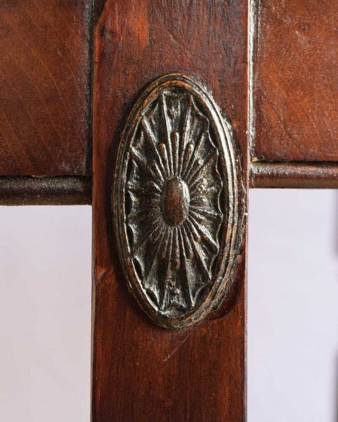 英国アンティーク家具らしい装飾