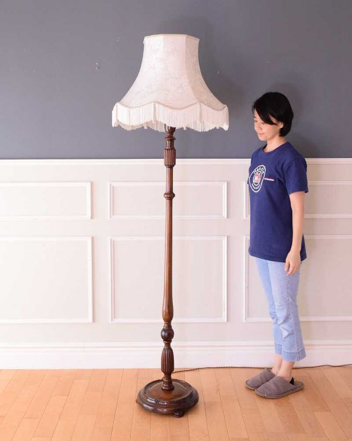 スタンドライト　照明・ライティング　フリンジ付きの優雅なシェード付きのアンティークフロアランプ（Ｂ22シャンデリア球付）。。(k-2575-f)