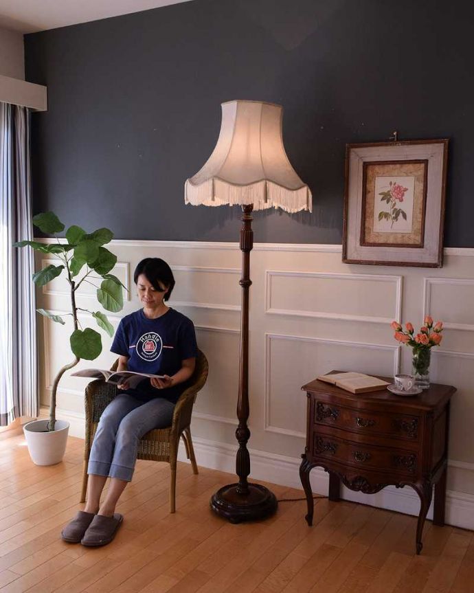 スタンドライト　照明・ライティング　フリンジ付きの優雅なシェード付きのアンティークフロアランプ（Ｂ22シャンデリア球付）。。(k-2575-f)