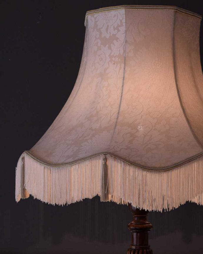 スタンドライト　照明・ライティング　フリンジ付きの優雅なシェード付きのアンティークフロアランプ（Ｂ22シャンデリア球付）。。(k-2575-f)