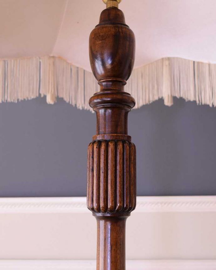 スタンドライト　照明・ライティング　フリンジ付きの優雅なシェード付きのアンティークフロアランプ（Ｂ22シャンデリア球付）。。(k-2575-f)