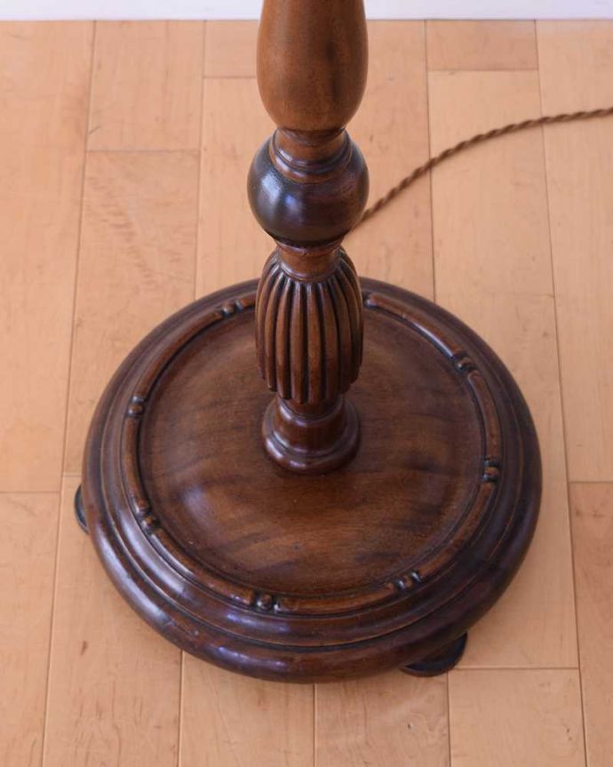 スタンドライト　照明・ライティング　フリンジ付きの優雅なシェード付きのアンティークフロアランプ（Ｂ22シャンデリア球付）。。(k-2575-f)