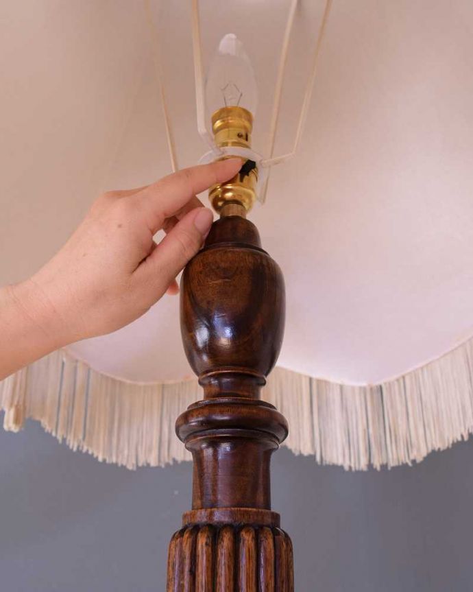 スタンドライト　照明・ライティング　フリンジ付きの優雅なシェード付きのアンティークフロアランプ（Ｂ22シャンデリア球付）。。(k-2575-f)