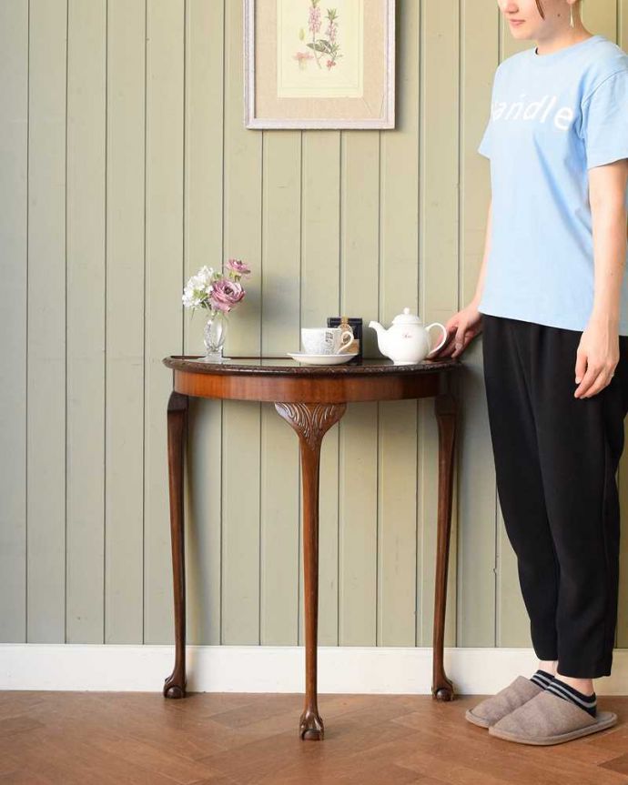 アンティークのテーブル　アンティーク家具　英国の美しいアンティーク家具、3本脚の半月型コンソールテーブル 。壁にピタッと付けるだけで出来るおしゃれコーナーハーフムーン型のコンソールテーブルは見せる場所を作ってくれる最強のアンティーク家具。(k-2576-f)