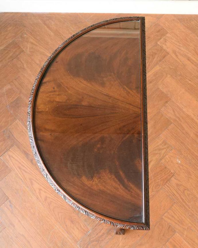 アンティークのテーブル　アンティーク家具　英国の美しいアンティーク家具、3本脚の半月型コンソールテーブル 。上から見ると半分のお月様が見えますハーフムーン（半月型）の天板には、何を置いても素敵に魅せてくれる力があります。(k-2576-f)