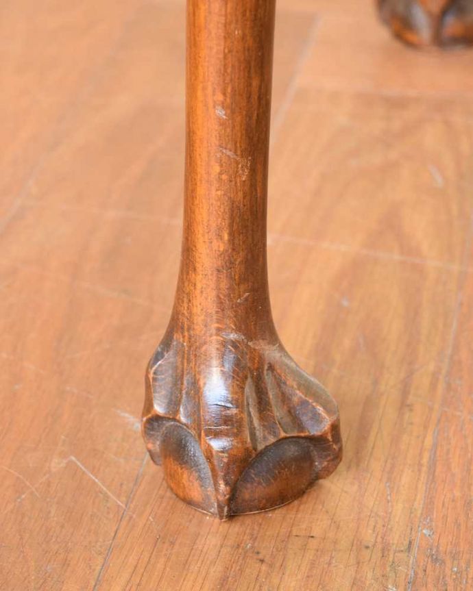 アンティークのテーブル　アンティーク家具　英国の美しいアンティーク家具、3本脚の半月型コンソールテーブル 。持ち上げなくても移動できます！Handleのアンティークは、脚の裏にフェルトキーパーをお付けしていますので、床を滑らせてれば女性1人でも移動が簡単です。(k-2576-f)