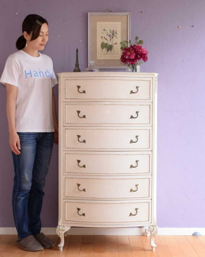 アンティークのチェスト　アンティーク家具　華やかなホワイトペイント仕上げのアンティーク家具 、６段引き出しのチェスト 。毎日がお姫様気分。(k-2577-f)