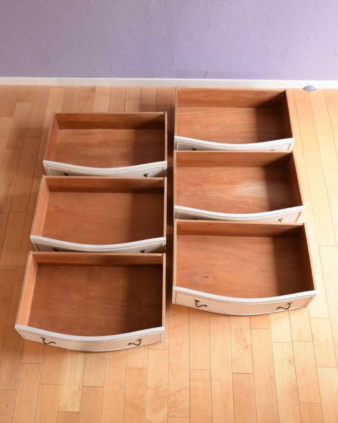 アンティークのチェスト　アンティーク家具　華やかなホワイトペイント仕上げのアンティーク家具 、６段引き出しのチェスト 。お洋服もたっぷり収納出来ます修復する時、引き出しの中も職人がキレイにしました。(k-2577-f)