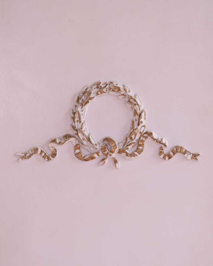 アンティークのチェスト　アンティーク家具　華やかなホワイトペイント仕上げのアンティーク家具 、６段引き出しのチェスト 。惚れ惚れしちゃう美しさ女性らしい彫り。(k-2577-f)