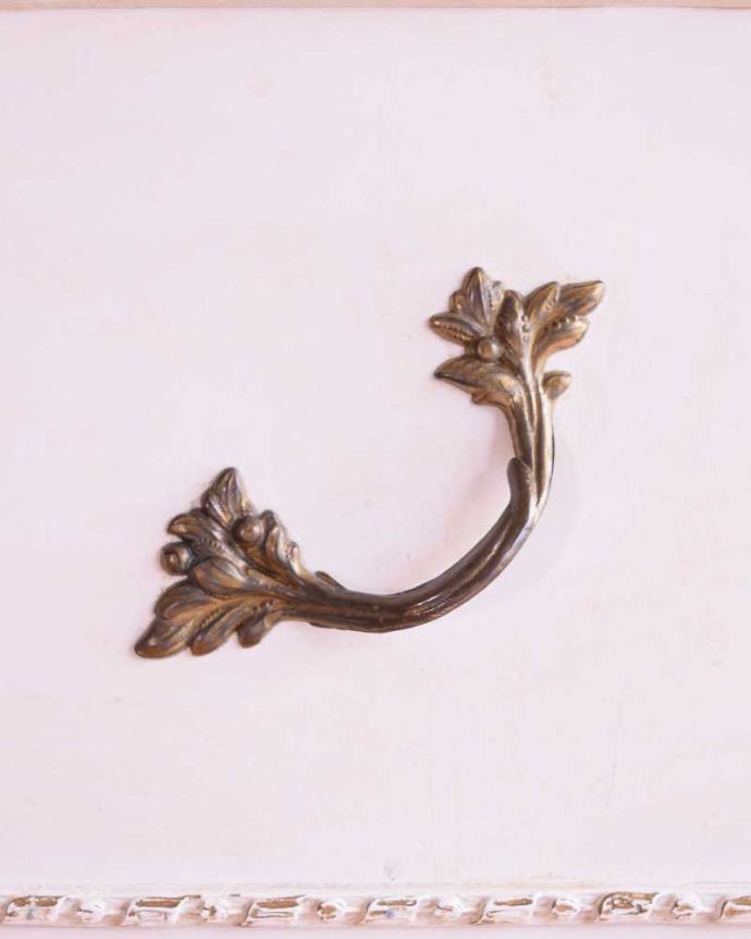 アンティークのチェスト　アンティーク家具　華やかなホワイトペイント仕上げのアンティーク家具 、６段引き出しのチェスト 。開ける度にワクワクする取っ手フランスらしい優雅なデザインは取っ手にも。(k-2577-f)