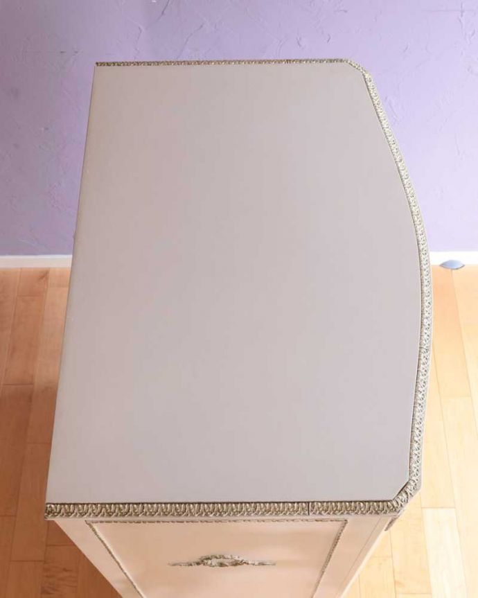 アンティークのチェスト　アンティーク家具　華やかなホワイトペイント仕上げのアンティーク家具 、６段引き出しのチェスト 。何を置こうかな･･･？上から見るとチェストはこんな形になっています。(k-2577-f)