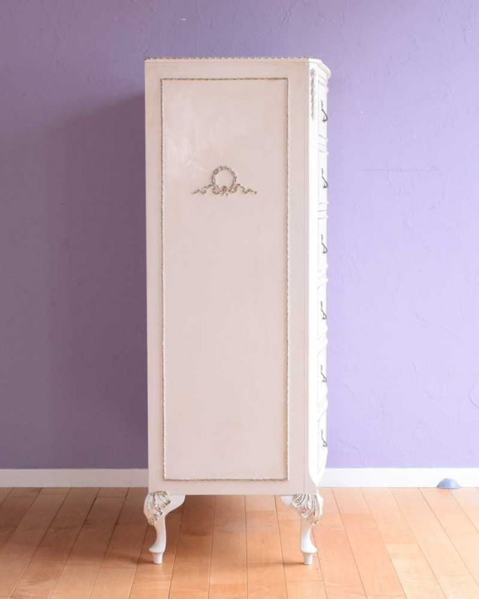 アンティークのチェスト　アンティーク家具　華やかなホワイトペイント仕上げのアンティーク家具 、６段引き出しのチェスト 。横から見てもステキ実はサイドにも美しい彫が入っているんです。(k-2577-f)