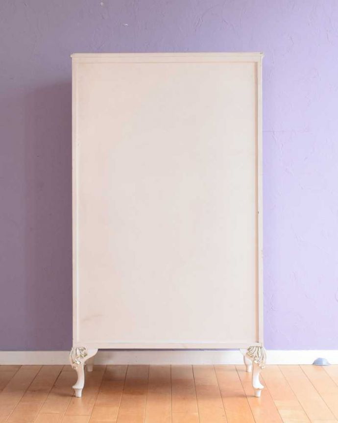 アンティークのチェスト　アンティーク家具　華やかなホワイトペイント仕上げのアンティーク家具 、６段引き出しのチェスト 。後ろ姿も女性らしく後ろ姿にも気を使っています。(k-2577-f)